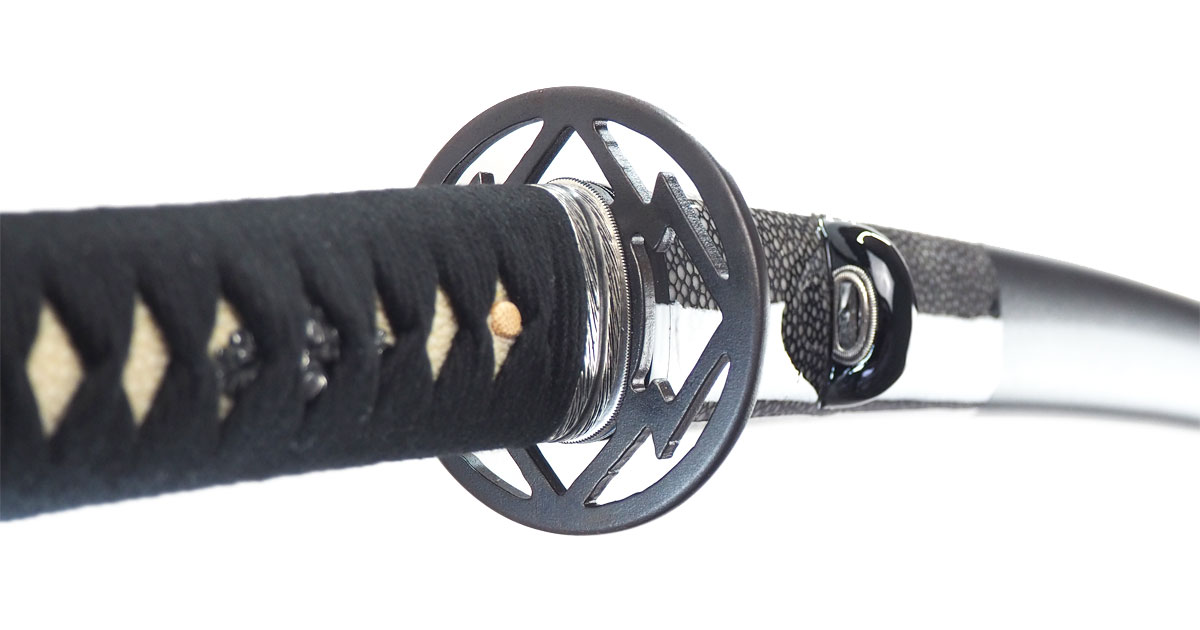 高級居合刀 黒灰色柄 松竹梅透し丸鍔 黒呂鞘 高級居合刀 黒灰色柄