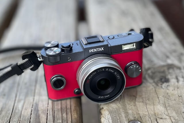一日遅れのクリスマスカラーのPENTAX Q-S1の話。｜記憶カメラ