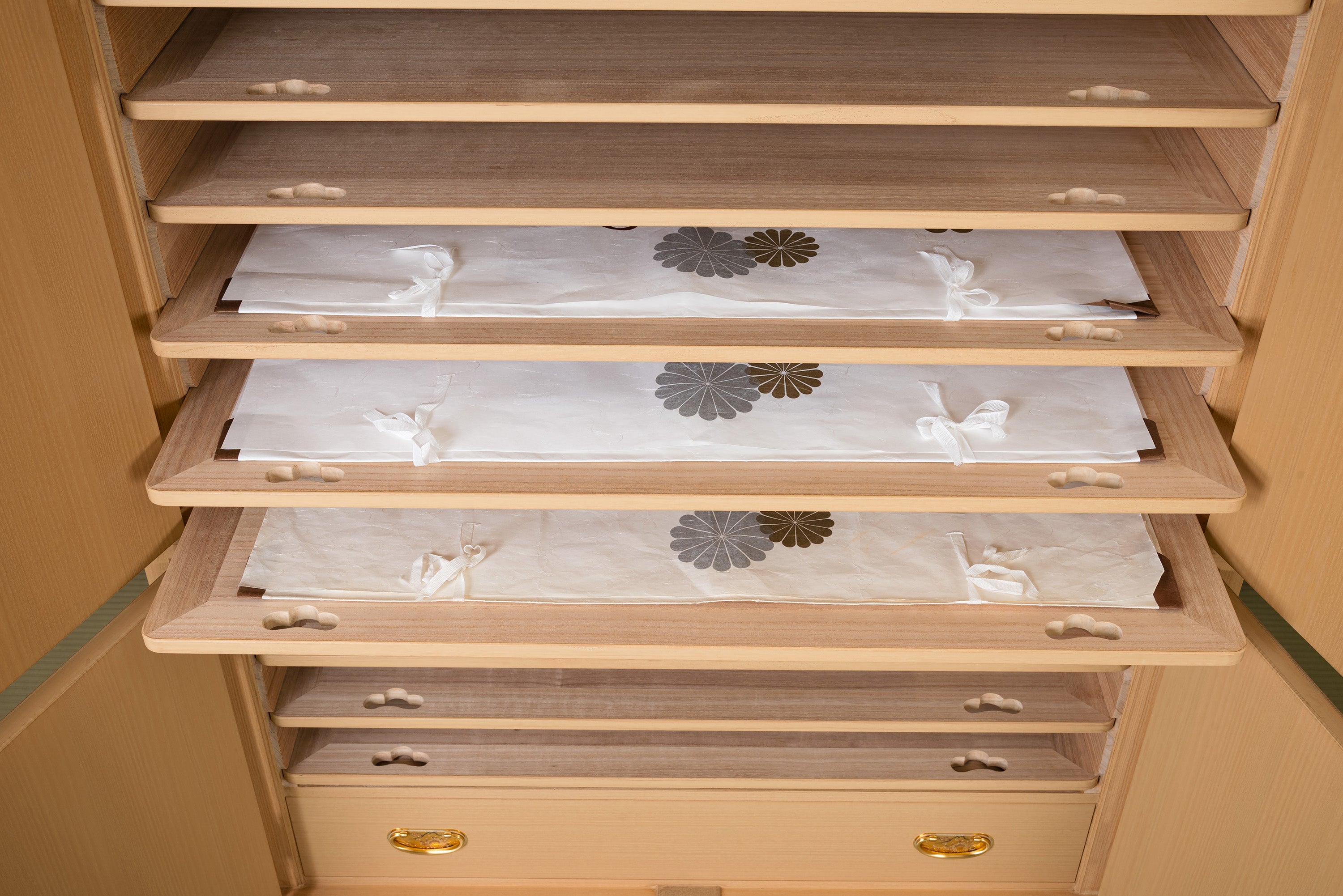 総桐衣裳たんす 上引戸付き上下開 伝統工芸士三本和好作 – 桐屋田中