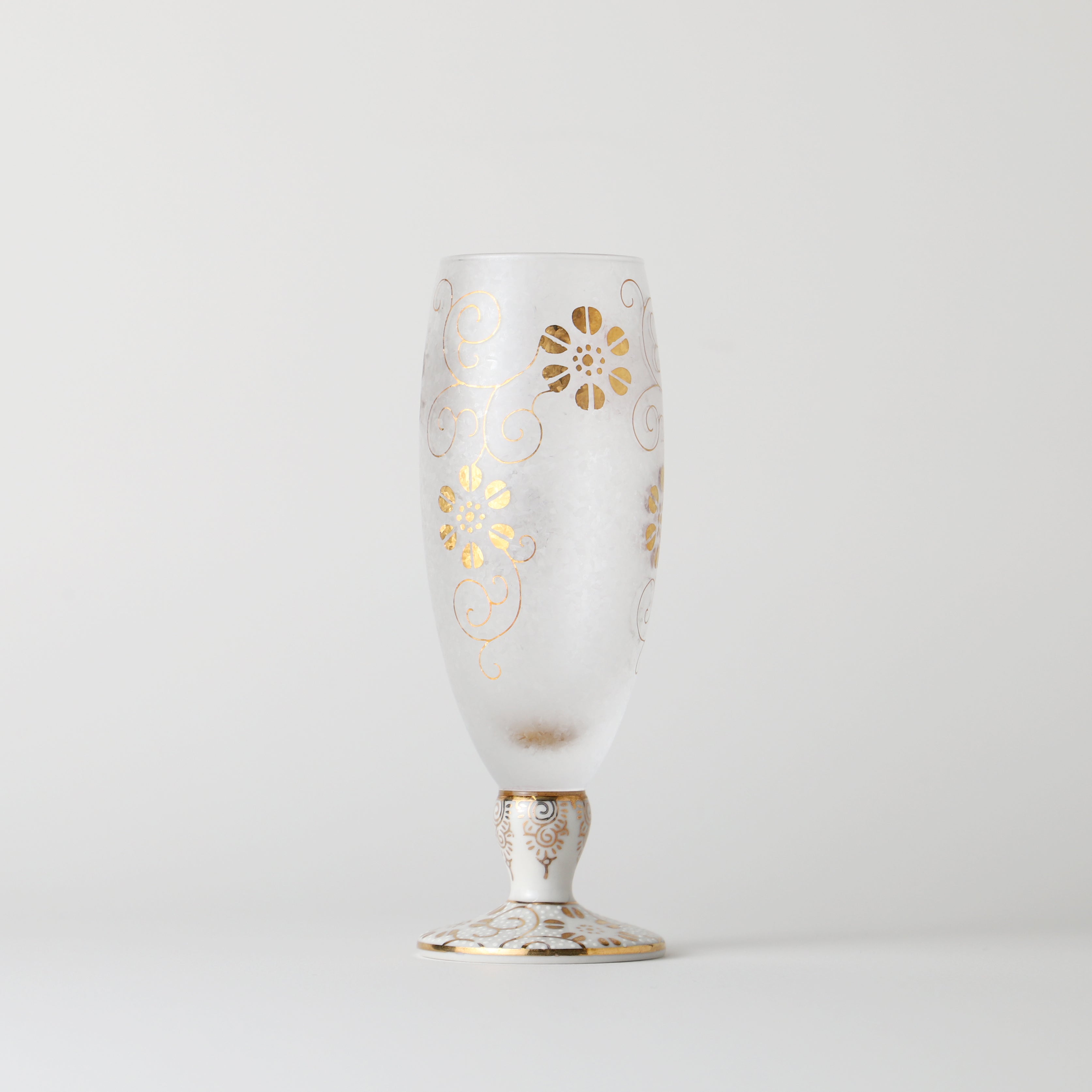 九谷焼の伝統と金彩紋様が輝くモダンな脚つきグラス | の酒器・グラス