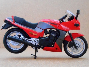 Kawasaki GPZ900R A9 1992 1/12スケールモデルキット Amazon.co.jp