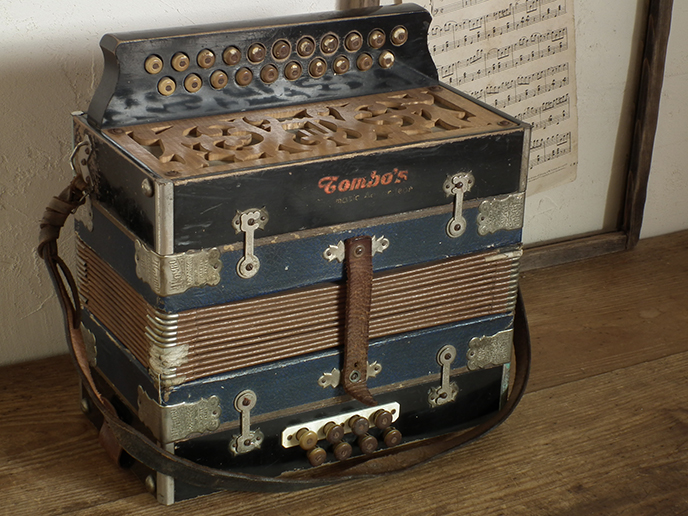 A00181 TOMBO アンティーク 古い小型アコーディオン | MANSIKKA
