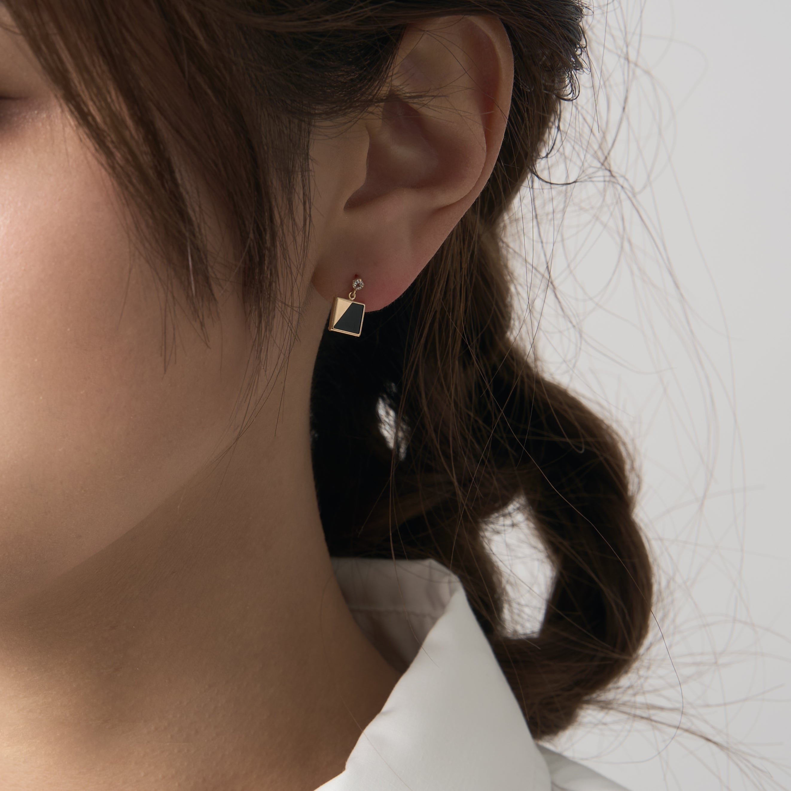 K10 オニキス × ホワイトトパーズ スタッドピアス- me.（エムイードット）