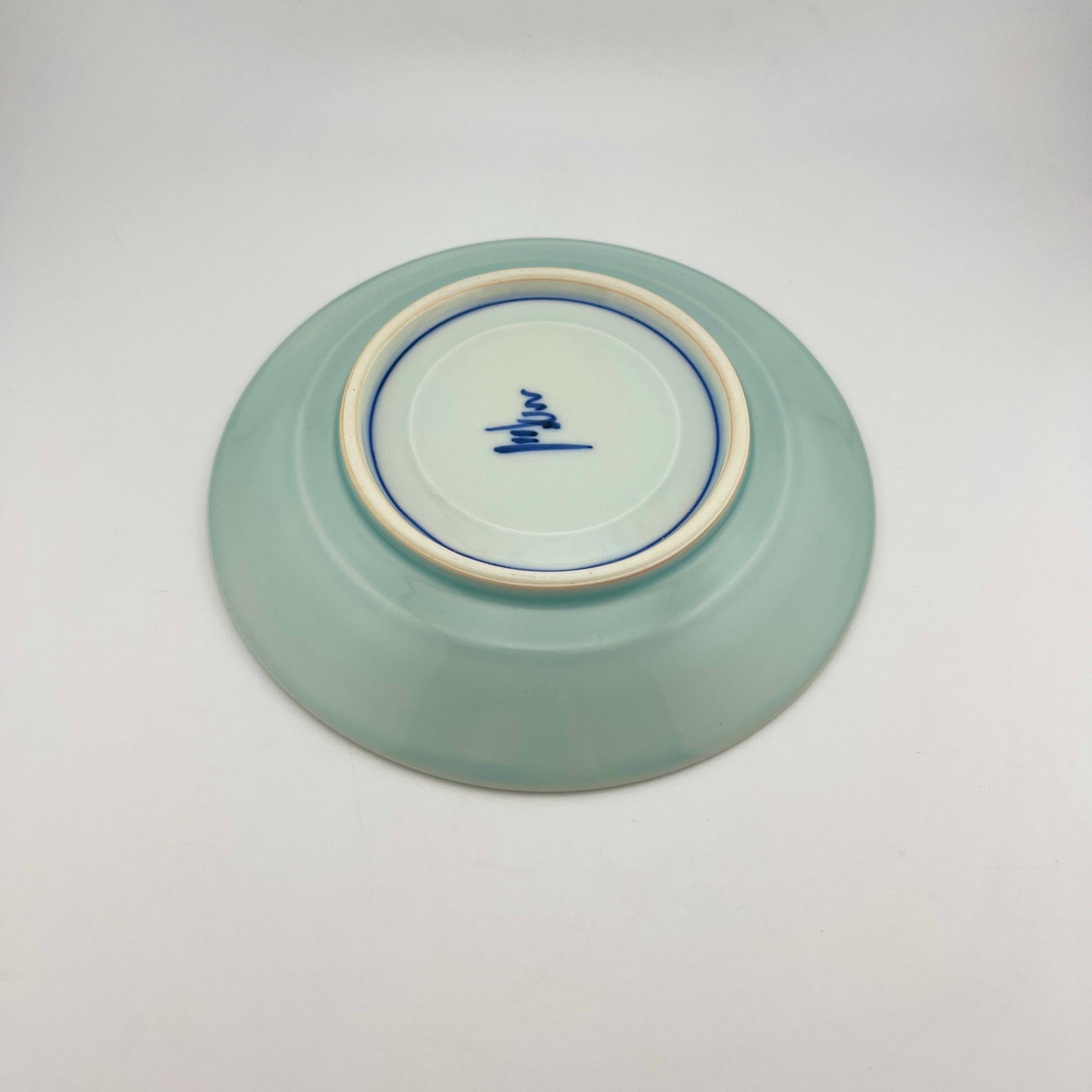 初期伊万里」青磁箆彫椿文三足皿 初期伊万里」青磁箆彫椿文三足皿