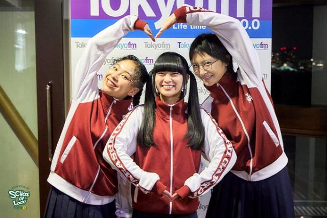 新しい学校のリーダーズ 上履きでダンスは大変…「裸足に近い状態で踊っ