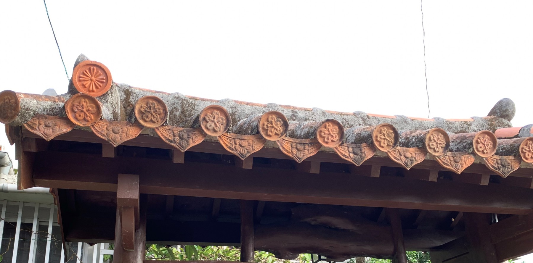 首里城の建物に葺かれていた瓦の色は赤色なのか、灰色なのか | 学芸員