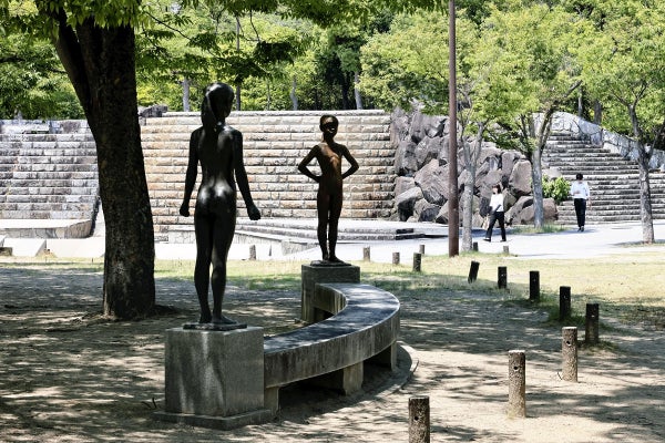 記事中の高山陽子教授の「公共空間に女性の裸像がたくさん置かれている