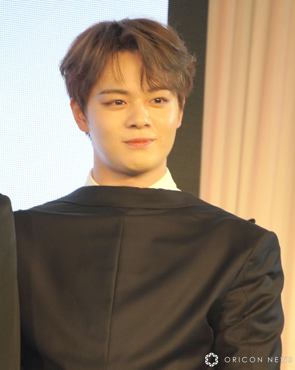 JO1鶴房汐恩、スーツを前後ろに着用⁉️ 会見後に事務所が“異例”の説明