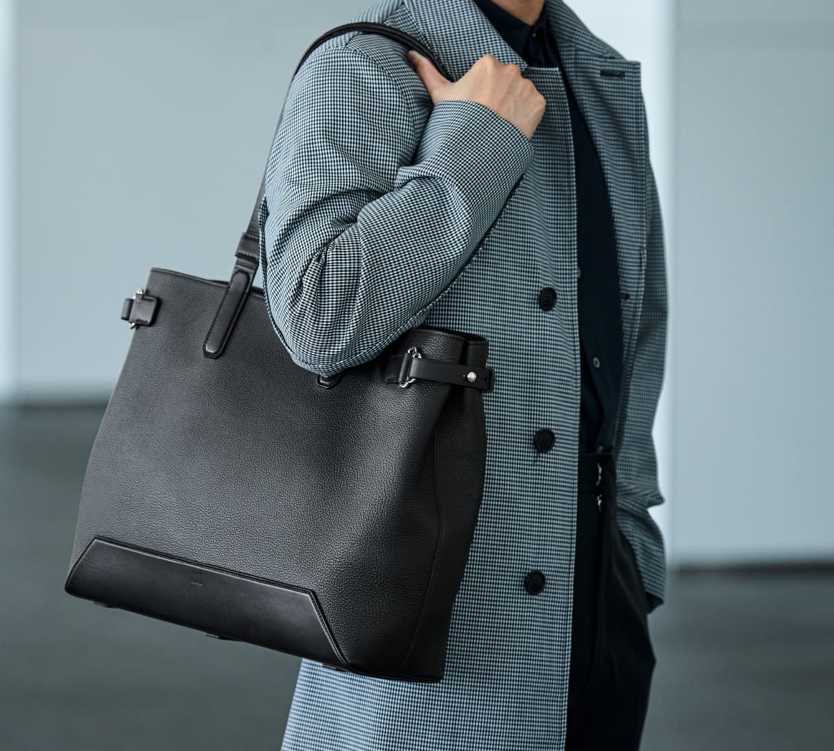 創業130周年のダンヒルから メゾンの起源に根ざしたレザーコレクション