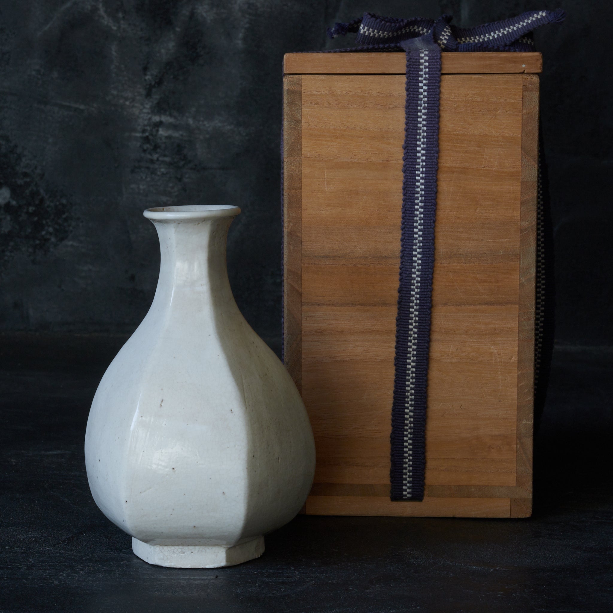 李朝 青白磁角徳利 陽刻 朝鮮美術 李朝 青白磁角徳利 陽刻 朝鮮美術 李