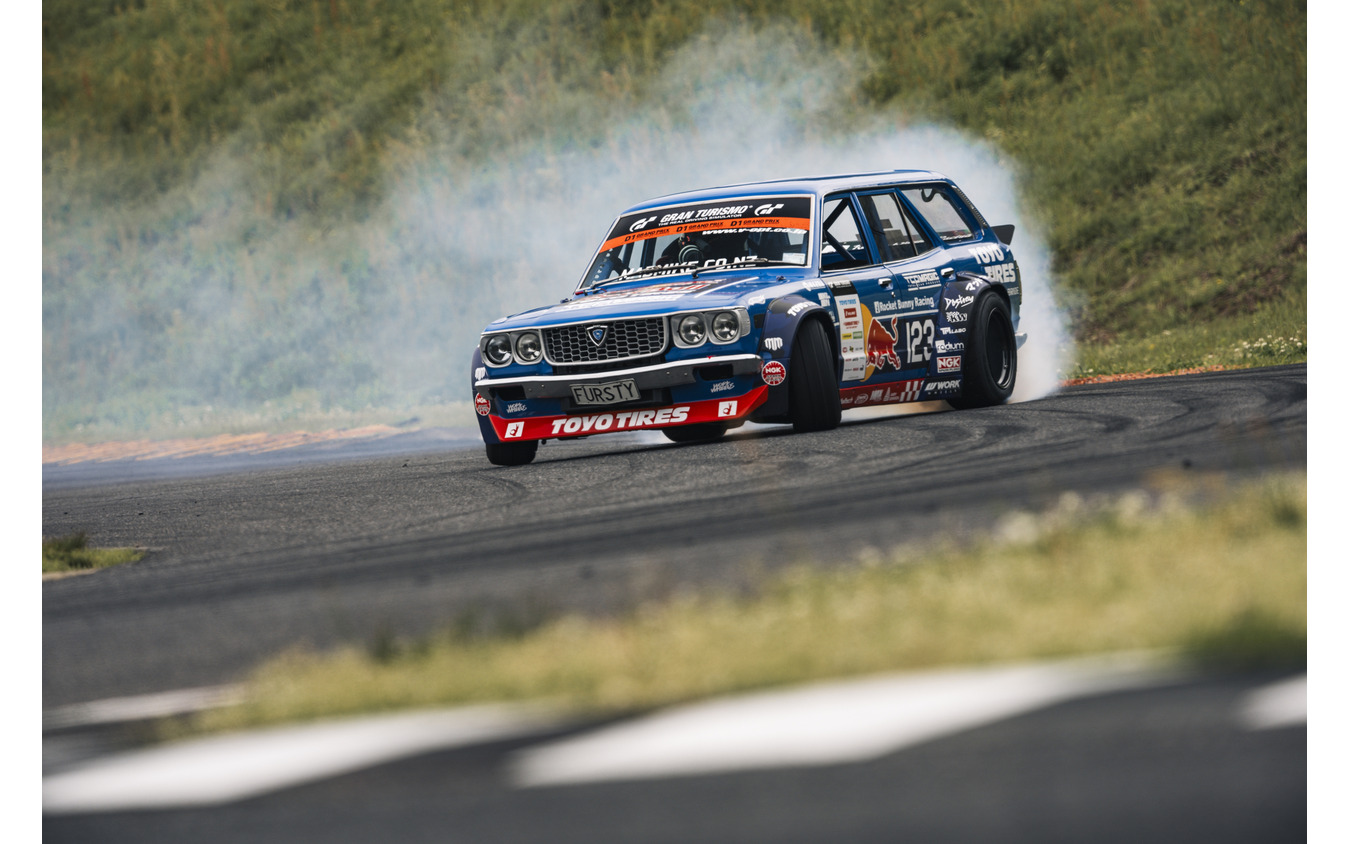 4ローター500馬力のRX-3ワゴンが快音ドリフト！マッドマイクのD1GP復帰