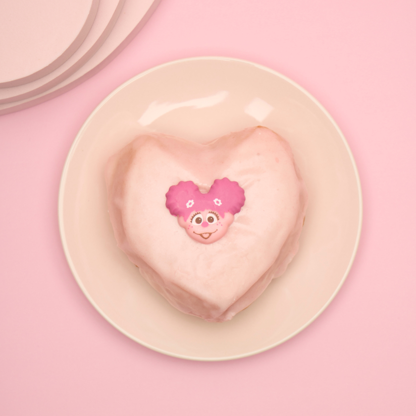 エルモやクッキーモンスターがピンクに染まる♡ セサミストリート