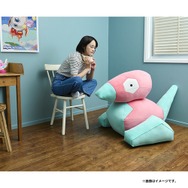 でかい…！『ポケモン』存在感抜群の「等身大ポリゴンぬいぐるみ」が