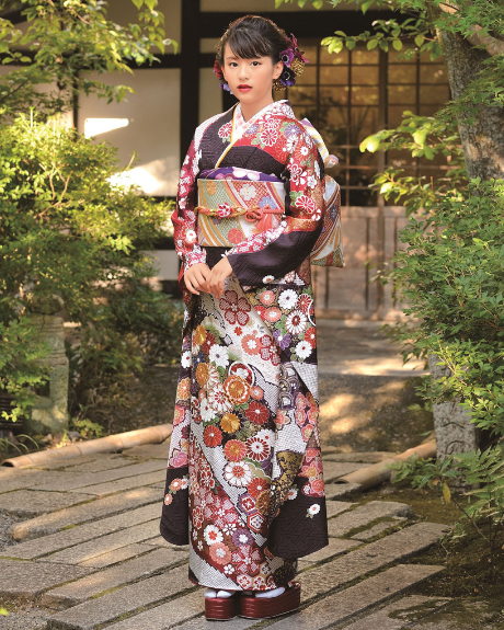 刺繍金駒刺繍黒地に赤の絞りの振袖着物