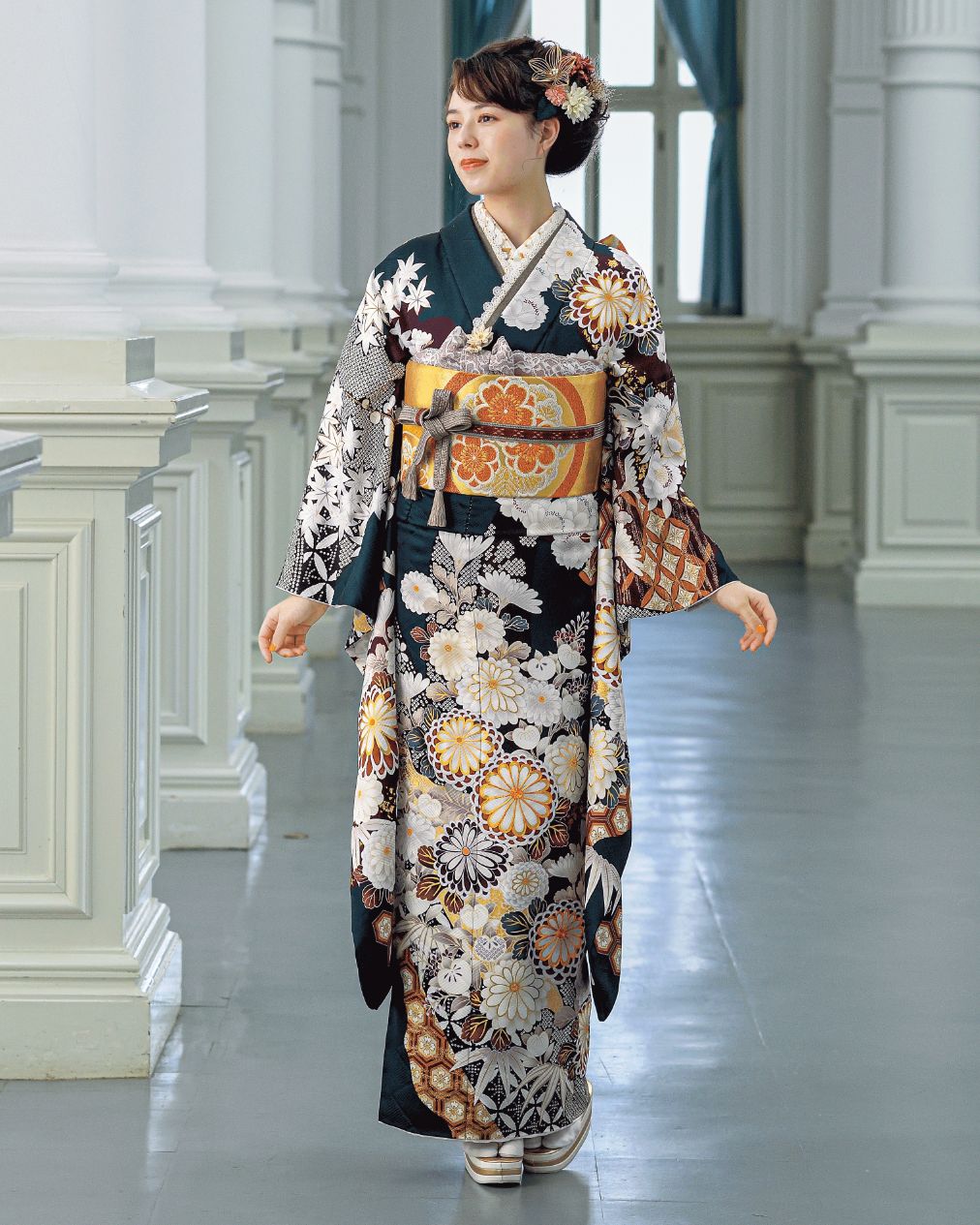 シックな紺地と白の染め分けの牡丹の振袖セット シックな紺地に白の