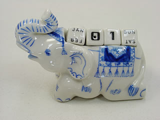 象の置き型カレンダー タイ製