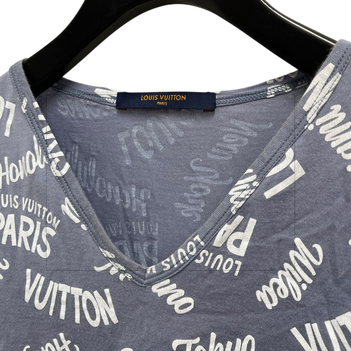 LOUIS VUITTON(ルイヴィトン) VネックロゴプリントTシャツ ブルー