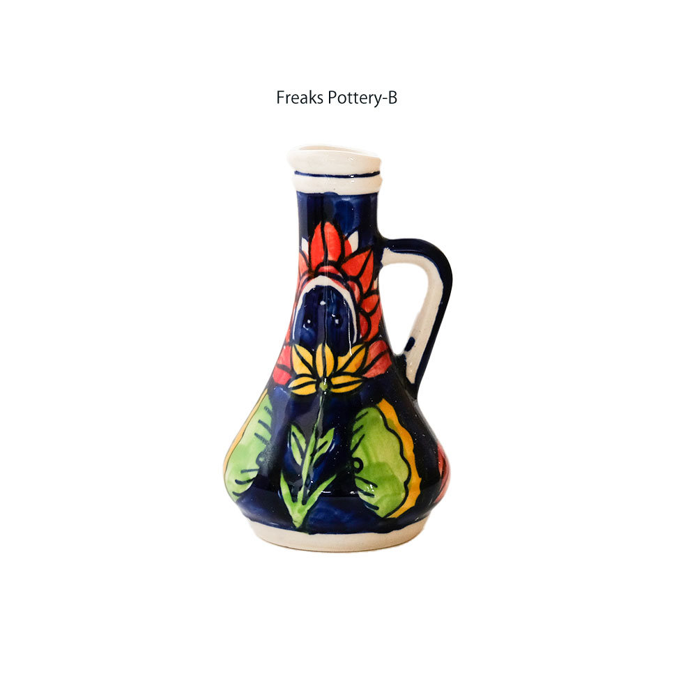 インド製アンティーク花瓶。熟練職人による純手作りで、卓越した技法が