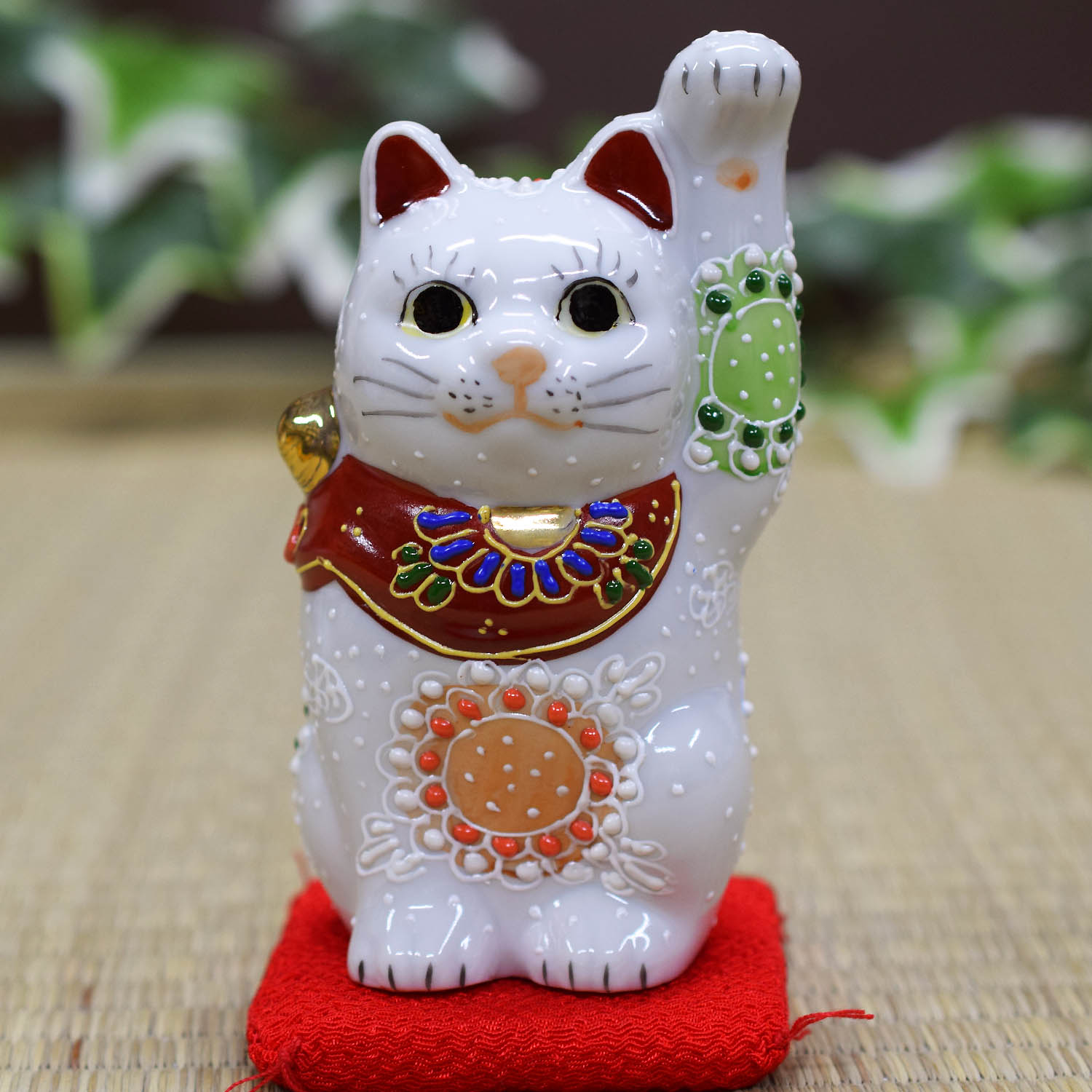 九谷焼 招き猫 縁起物 座布団付き ショップ 九谷焼招き猫縁起物座布団付き