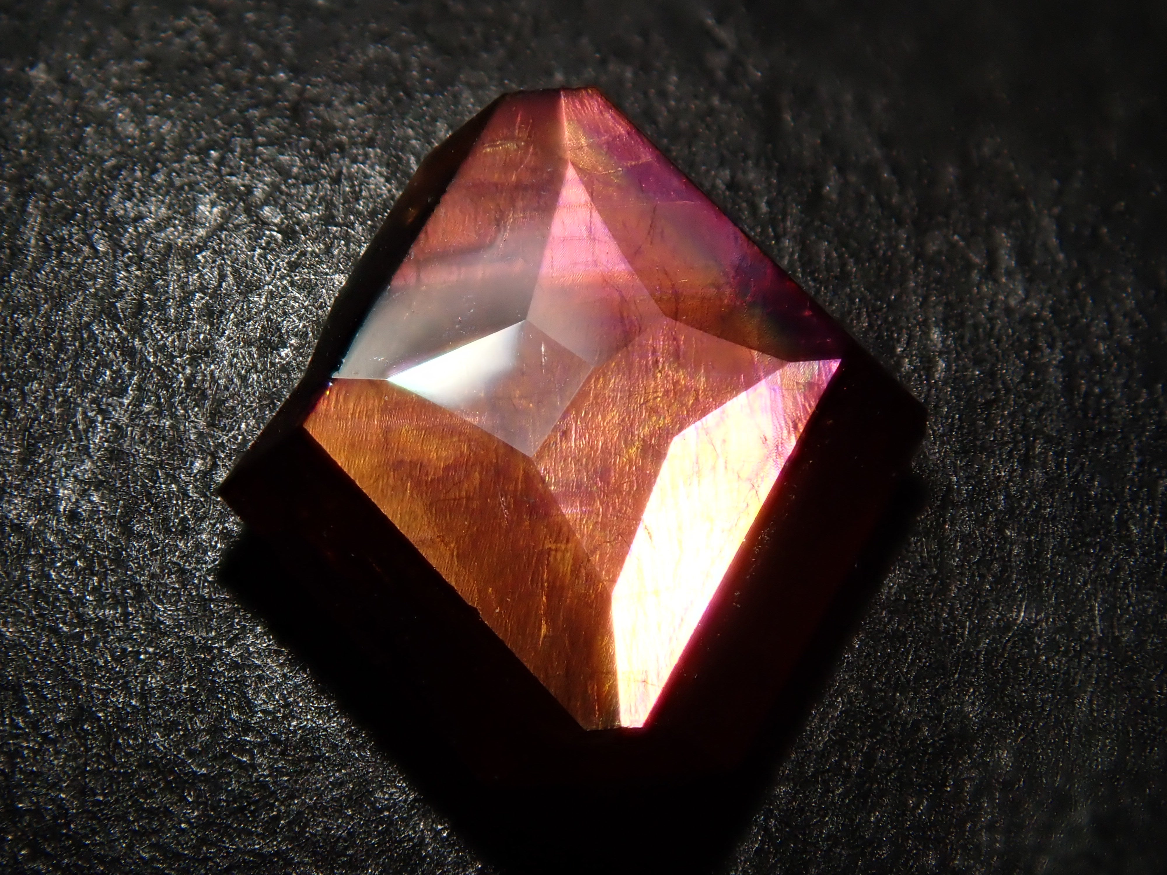 奈良県天川村産レインボーガーネット（アンドラダイトガーネット