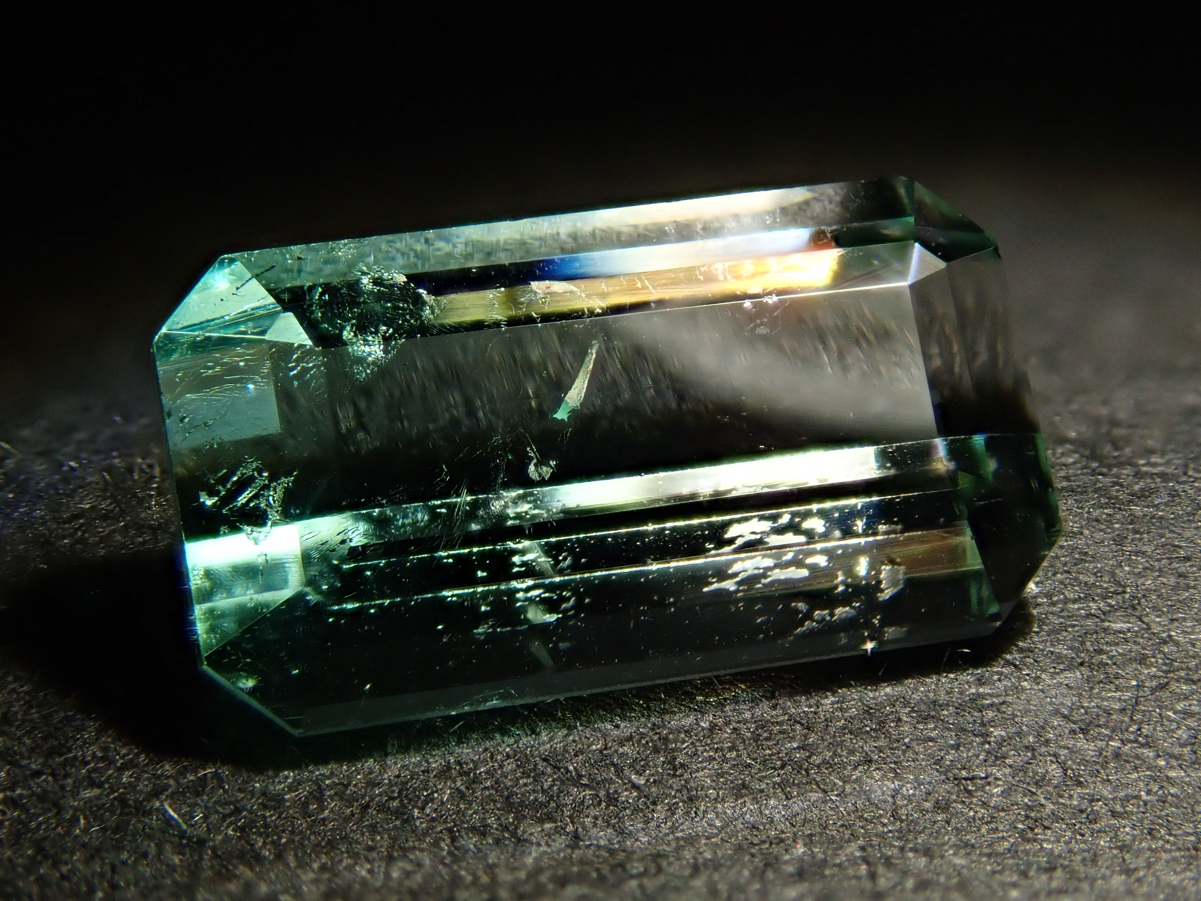 アフガニスタン産バイカラートルマリン 1.653ctルース