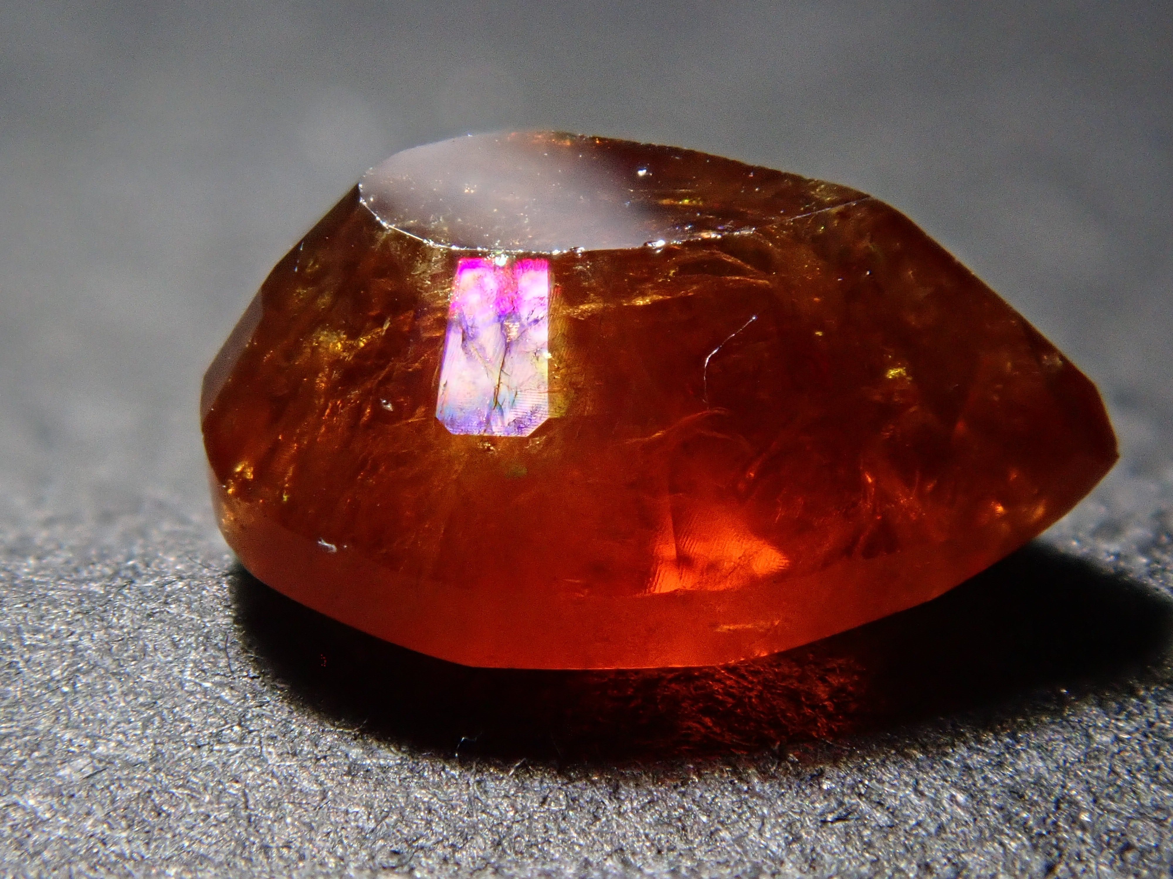 奈良県天川村産レインボーガーネット（アンドラダイトガーネット