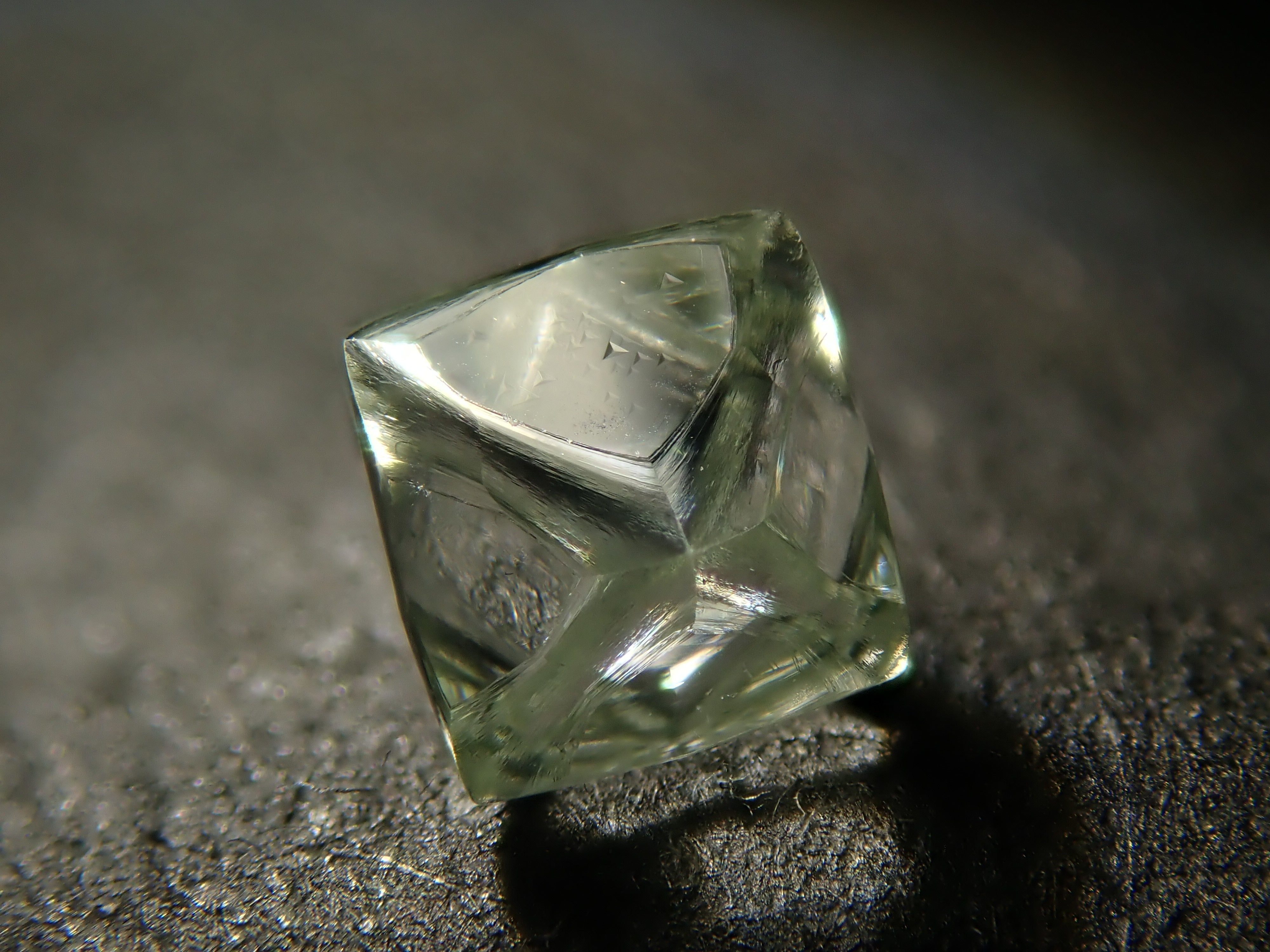 12561796掲載】ジンバブエ産グリーンダイヤモンド原石（ソーヤブル