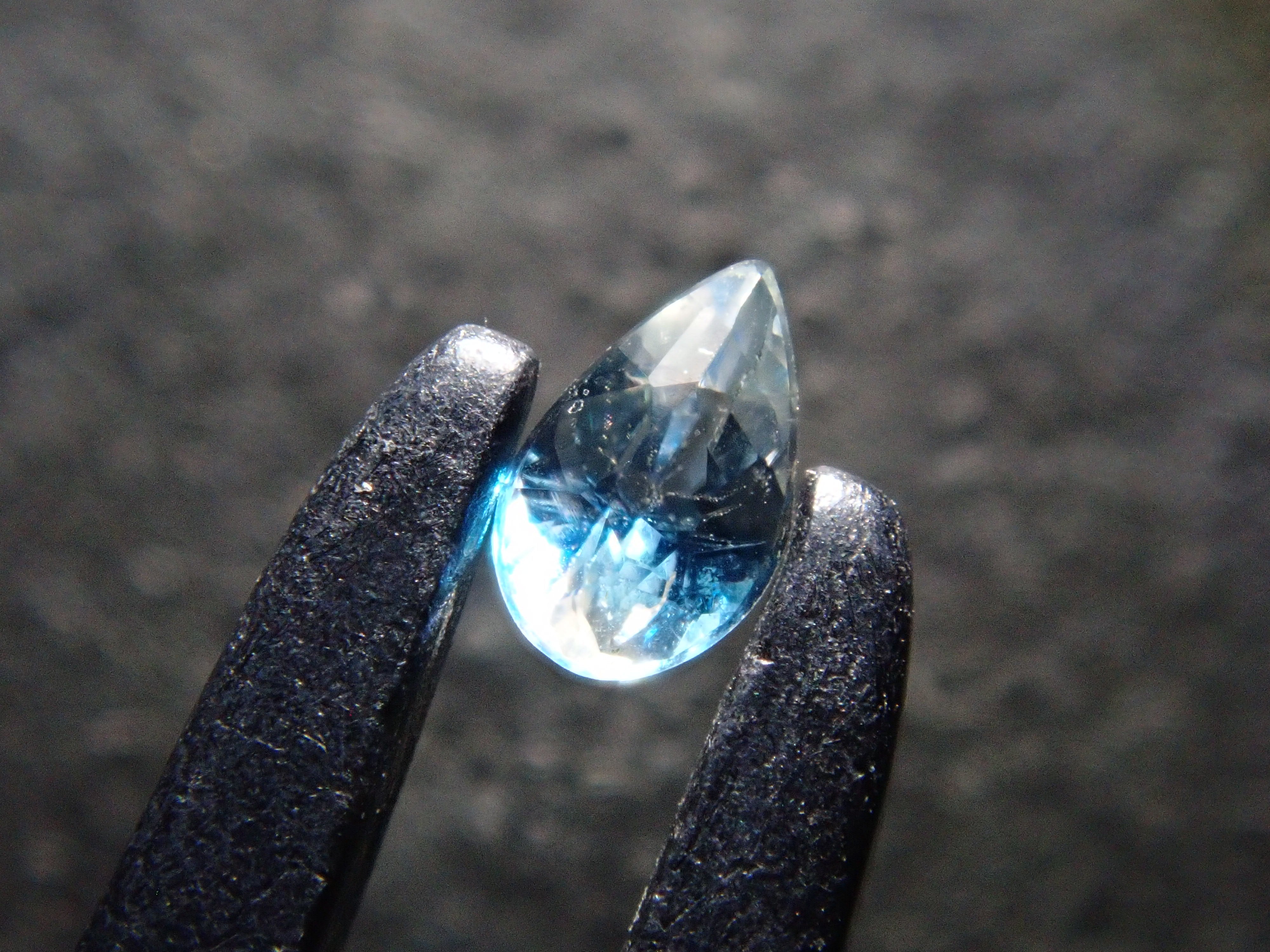 ジンバブエ産バイカラーユークレース 0.033ctルース