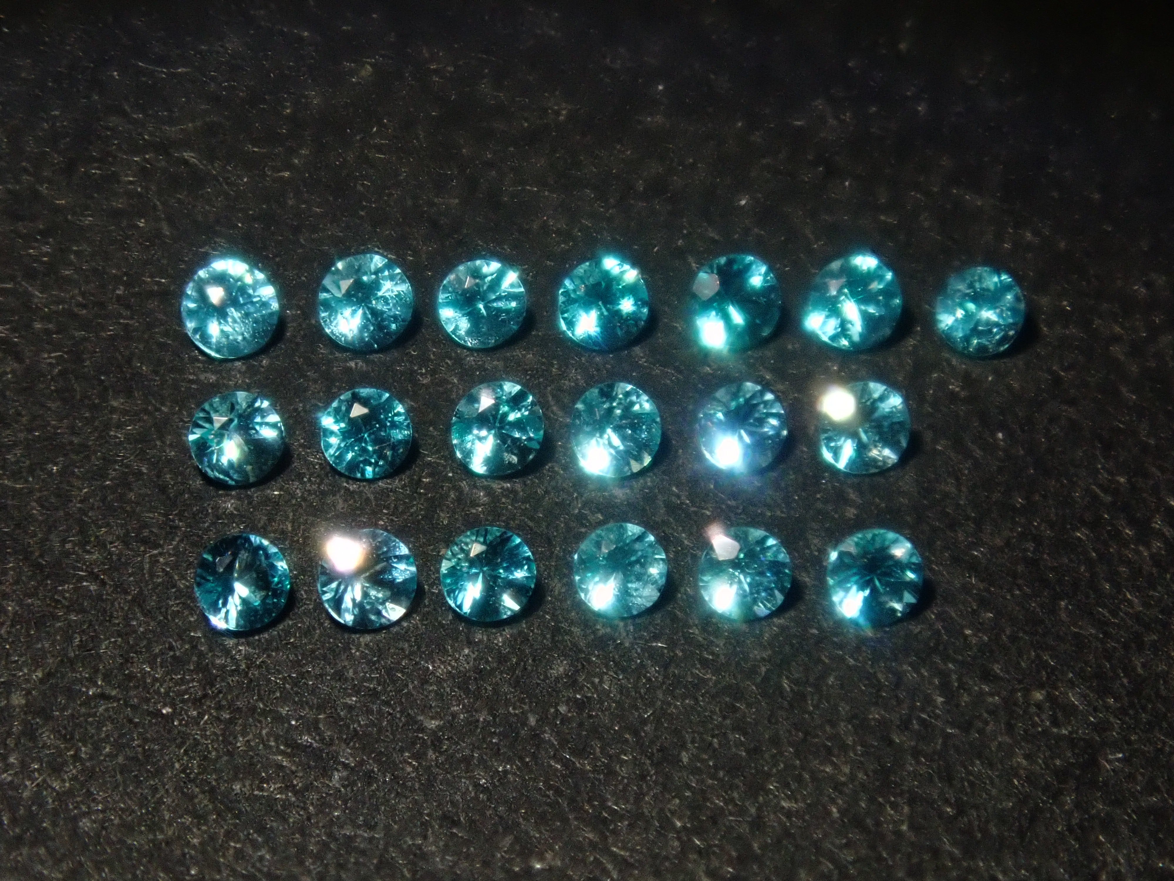 ブラジル産パライバトルマリン(CuO:2.3%,Mn0:2.6%)含むネオンカラーの