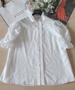 FOXEYフォクシー✨新品✨花形ブローチ 2個セット✨貴重カラーとクリア
