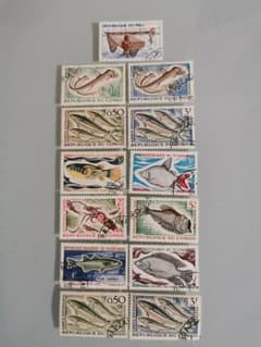 三角形切手を 一気に24種未使用です！世界各地から！レアな南マルク