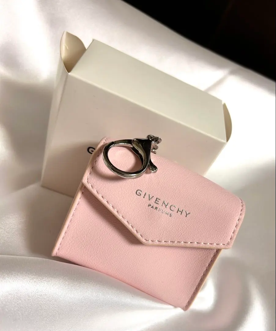 2026年最新】ジバンシーAirPodsケースの人気アイテム - メルカリ