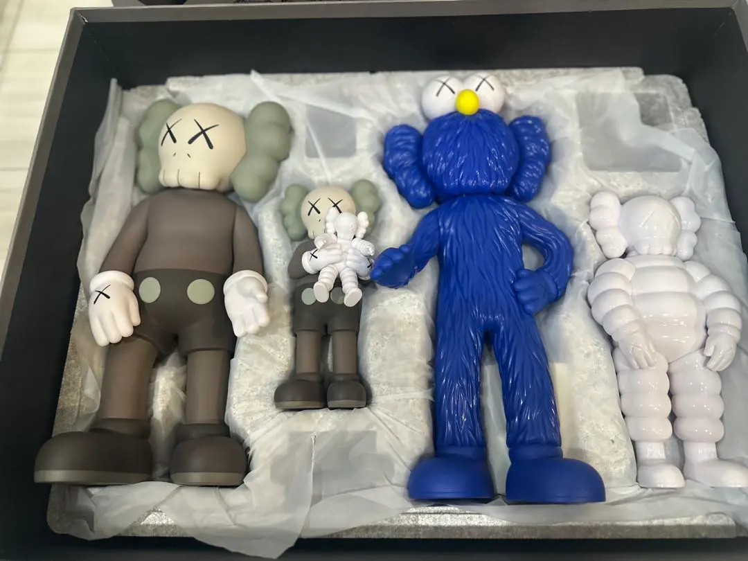 2026年最新】kaws family brown/blue/whiteの人気アイテム - メルカリ