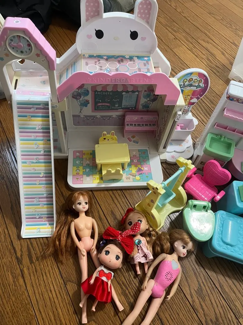 旧タカラの2代目リカちゃんの後期のなかよし病院セット新品ですが経年