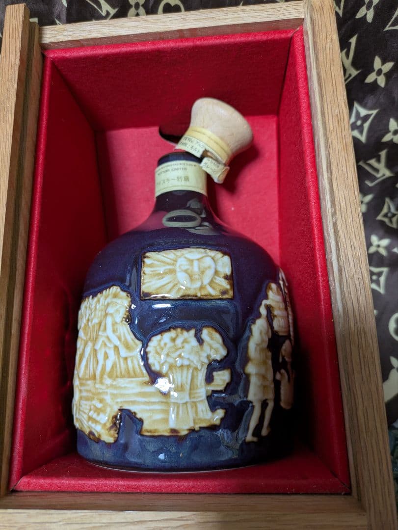 サントリーTHE　WISKY　未開栓 陶器ボトル 750ml サントリーTHE WISKY 未開栓 陶器ボトル 750ml