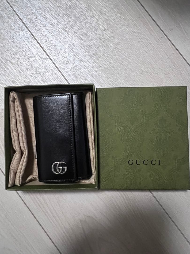 GUCCI ブラック レザー キーケース 箱付き 極美品☆GUCCI グッチ ブラック レザー キーケース 6連 Gロゴ 箱付き
