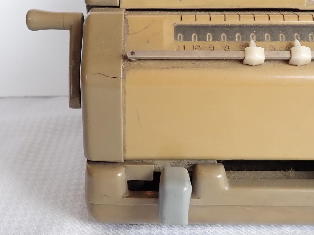 昭和レトロな手回し計算機 インテリアとしておすすめです。送料込