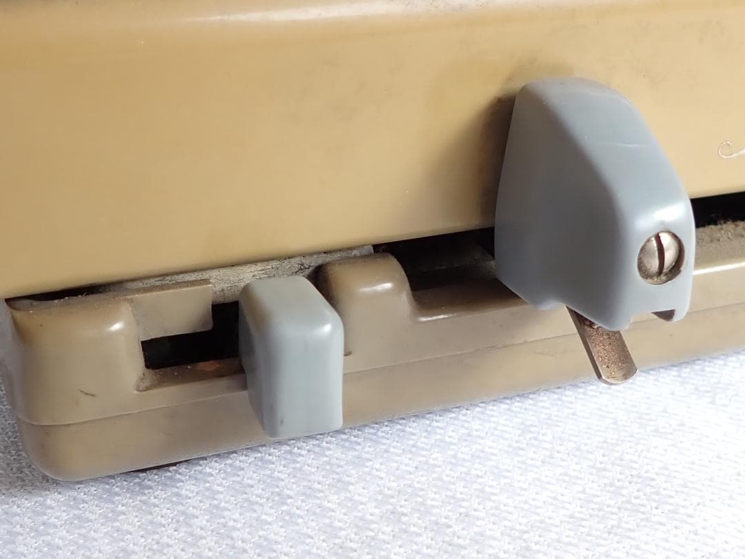 昭和レトロな手回し計算機 インテリアとしておすすめです。送料込