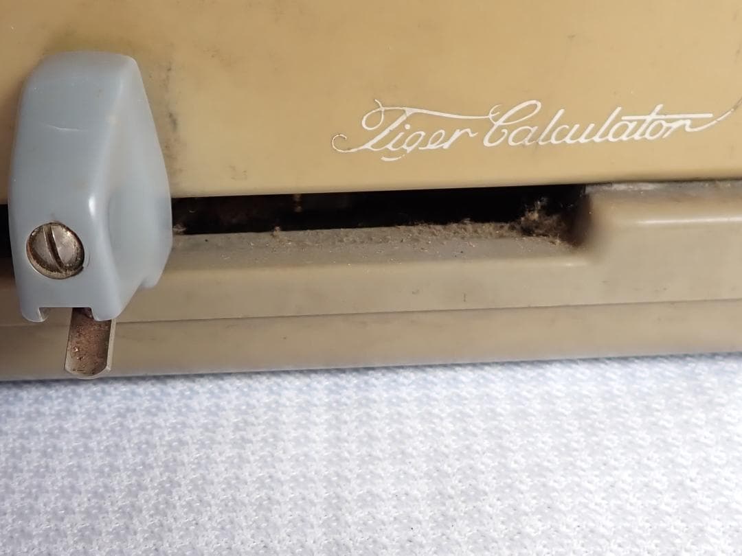 昭和レトロな手回し計算機 インテリアとしておすすめです。送料込