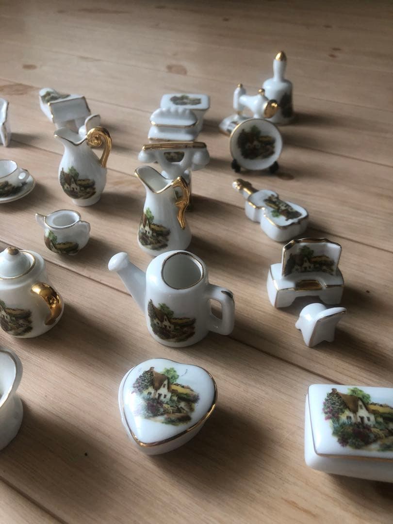 ミニチュアコレクション木製ケース付き、陶器セット 壁掛け、置き