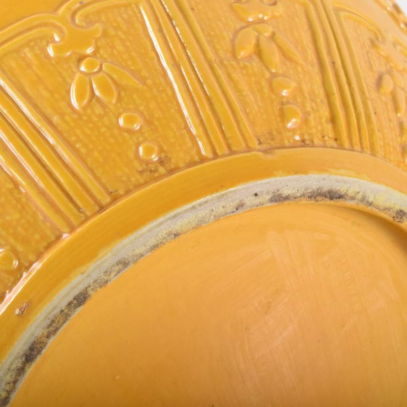 中国 黄釉 刻神獣纏枝花弁文 長顎瓶 在銘 V