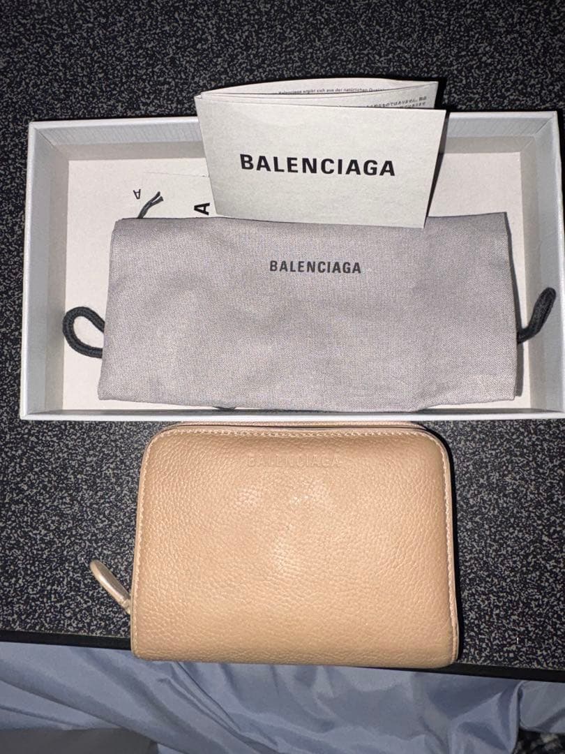BALENCIAGA 三つ折り財布 ベージュ - メルカリ