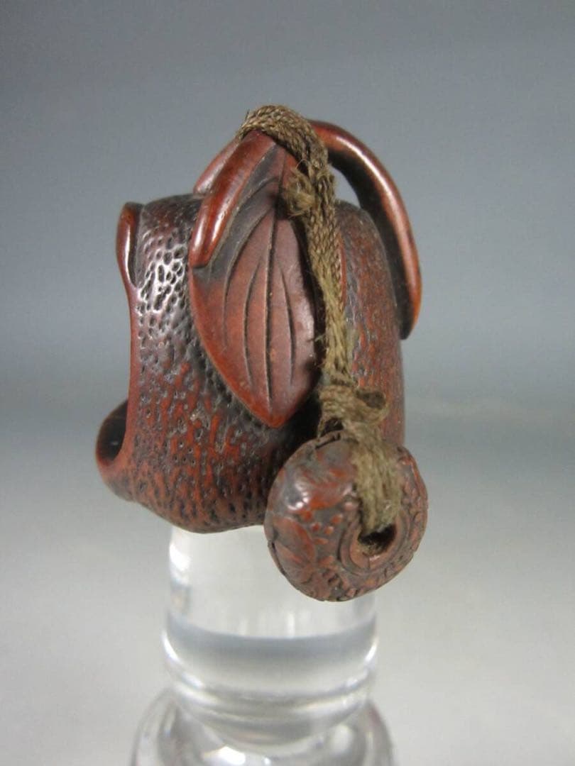 専用 木の実 木彫刻 桐紋彫 緒締め玉 柘植？紐通し 細密細工 古美術