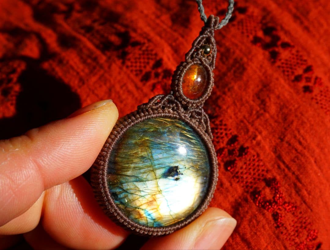 マルチカラーラブラドライト オレンジカイヤナイト マクラメ ネックレス