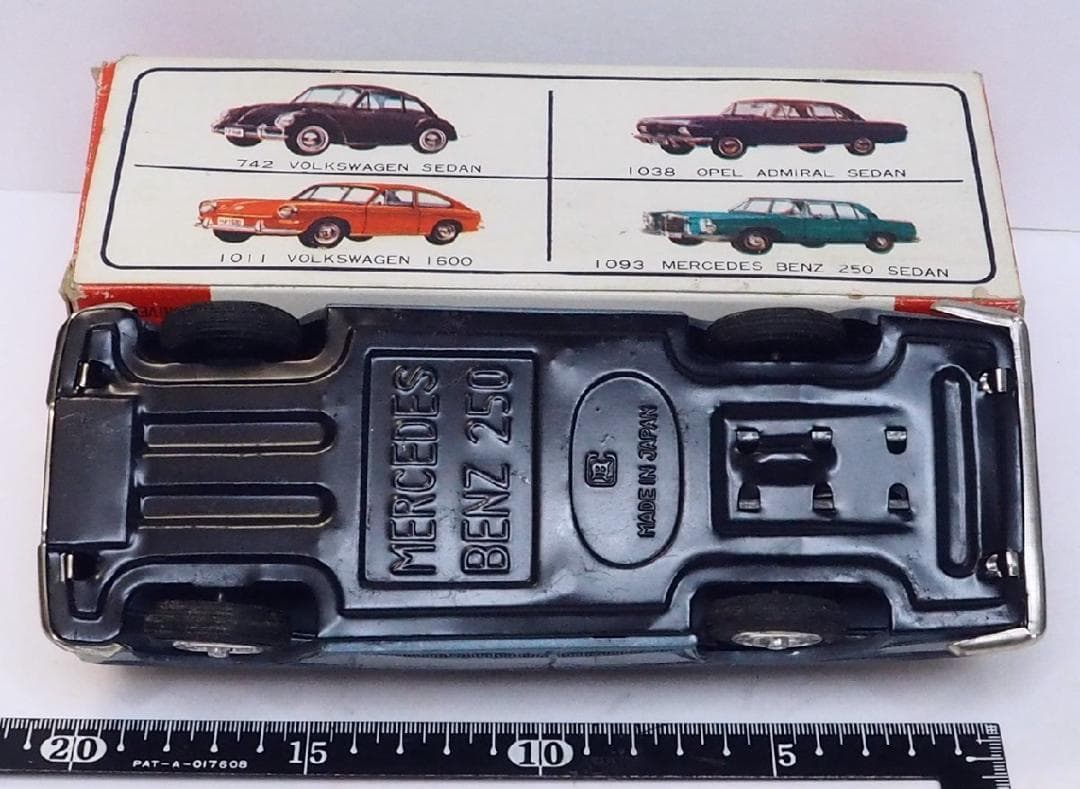 旧バンダイ【 メルセデス ベンツ250 銀色】tin toy car ブリキ箱付
