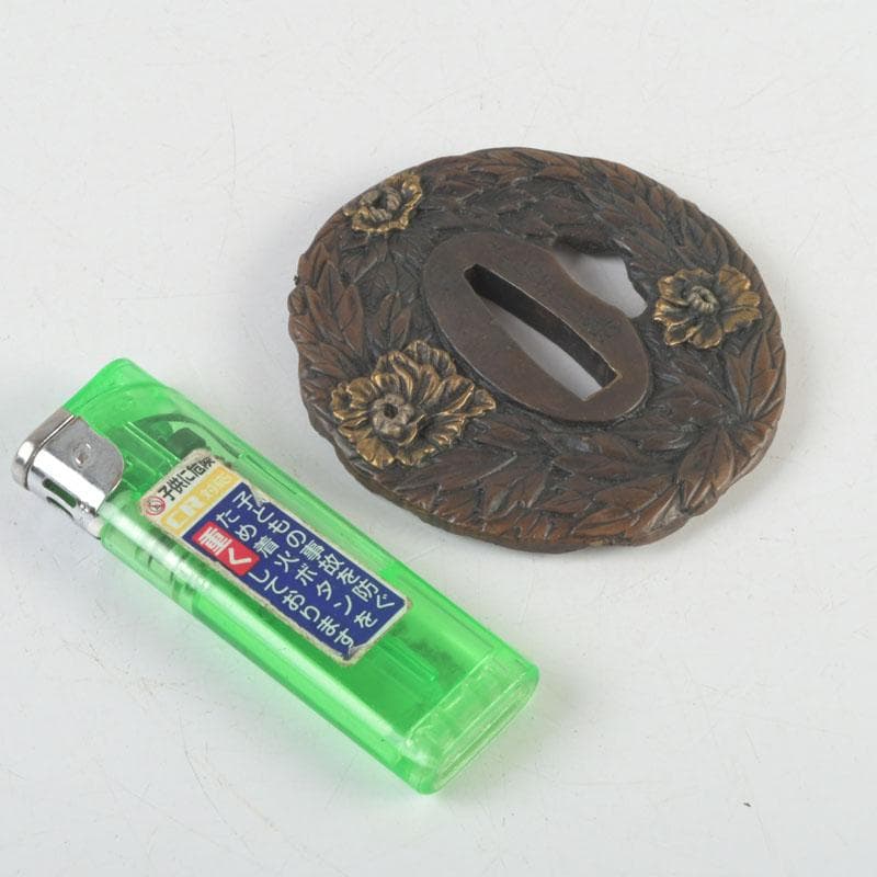 武具　刀装具　大森英重銘　古銅　牡丹神獣紋鍔　時代箱　C　9447