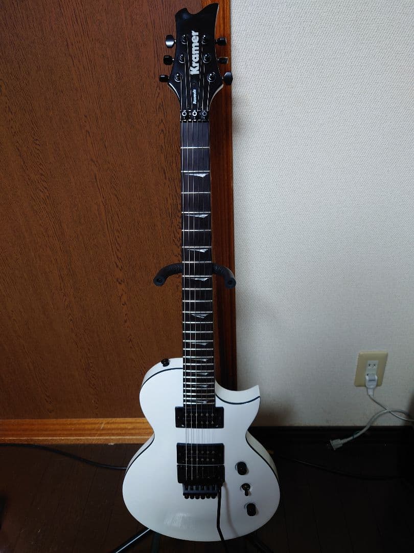 KRAMER Assault 220（ホワイト） Guitarra Eléctrica Kramer Assault 220 c/ Floyd Rose – White