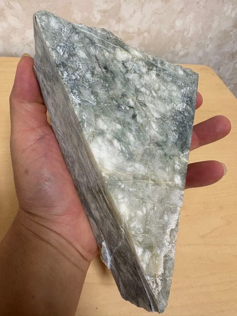 新潟県糸魚川市姫川産巨石天然糸魚川翡翠原石1233g 4面カット磨き無し 国石 新潟県糸魚川市姫川産巨石天然糸魚川翡翠原石1233g 4面カット磨き