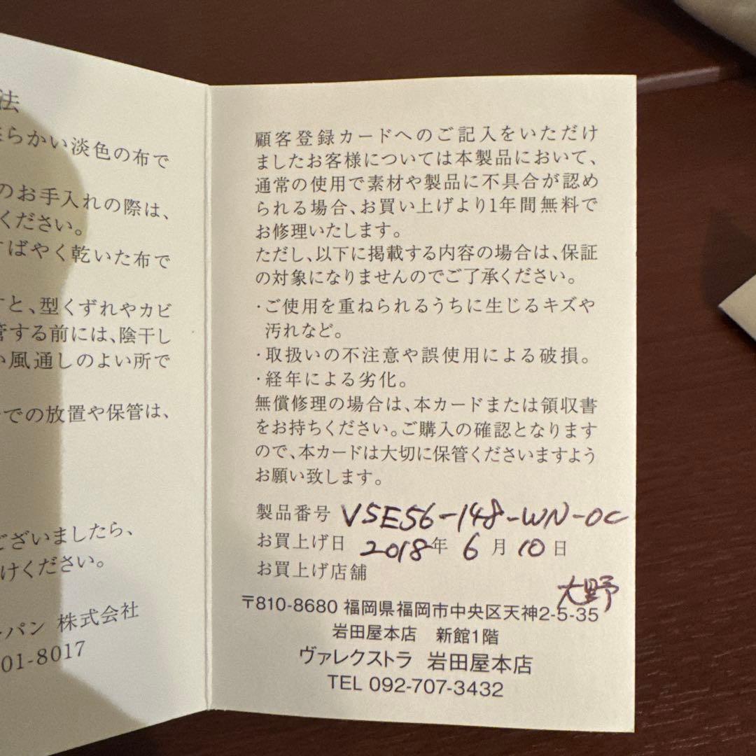 V alextra エレガントなアイボリーとブラックのハンドバッグ