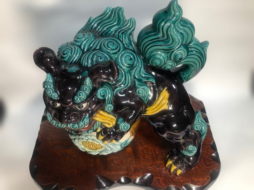 九谷焼 色絵玉乗り獅子 糠川清章造 縁起物置物 欅台付 魔除